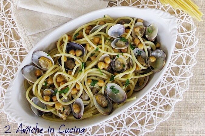 spaghettata di mezzanotte con gli spaghetti vongole e ceci