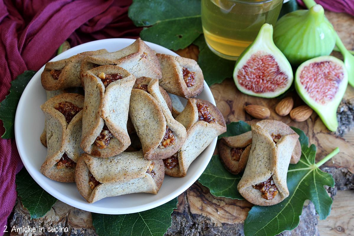 biscotti a forma di farfalla con fichi freschi