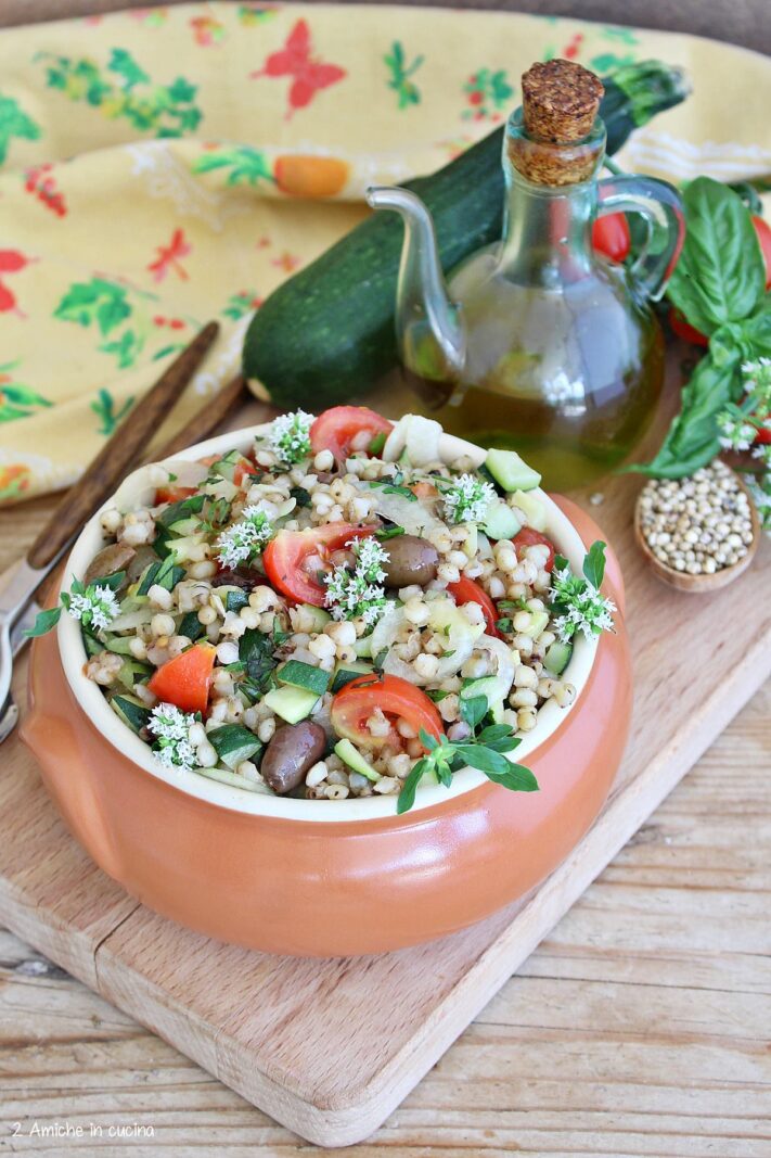 Ciotola con insalata di sorgo e zucchine