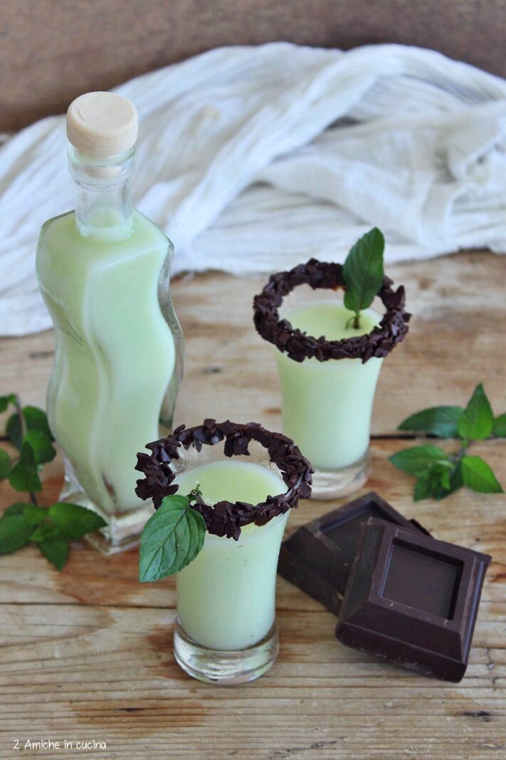 bottiglia e bicchierini con liquore crema di menta cioccolato