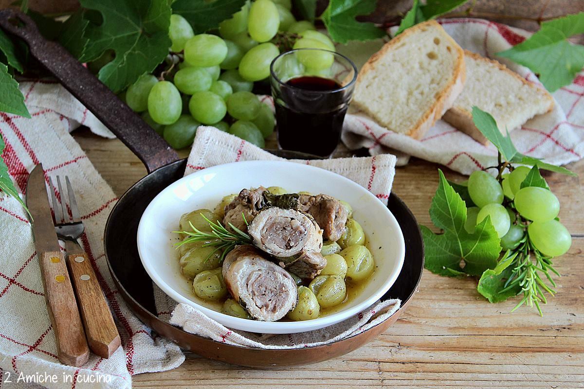 involtini di maiale e salsiccia cotti con uva da tavola