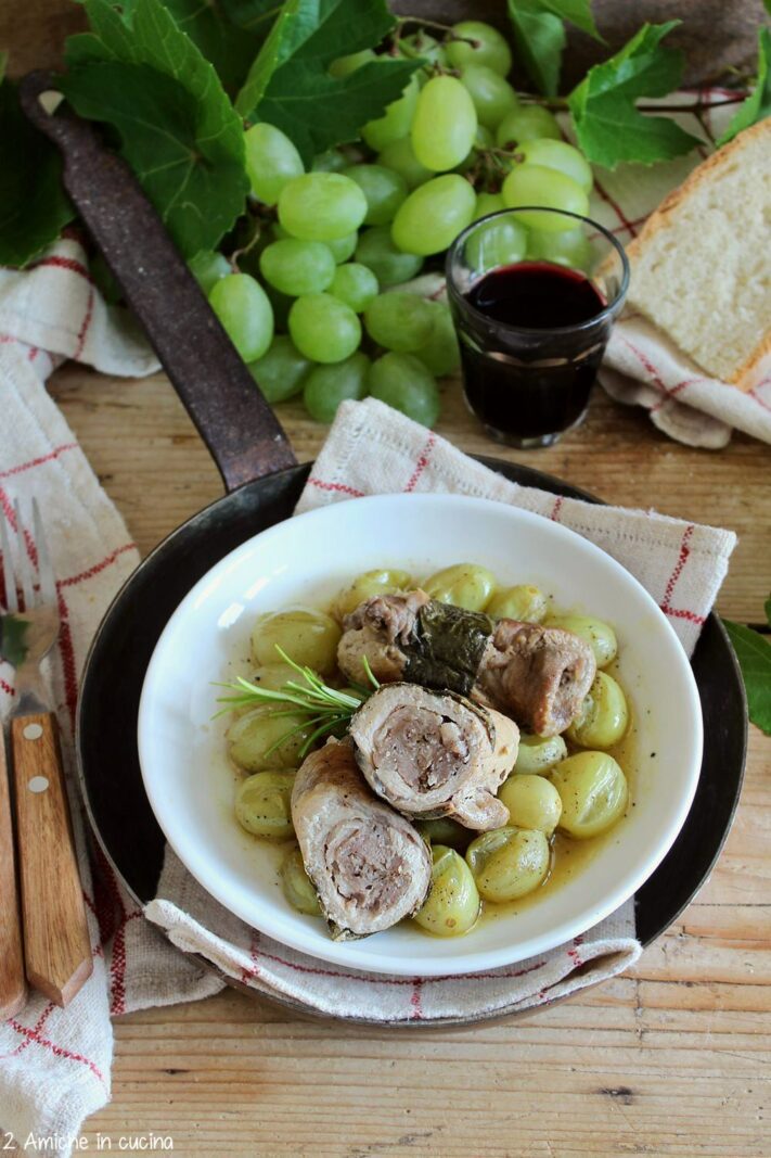 involtini di maiale e salsiccia all'uva