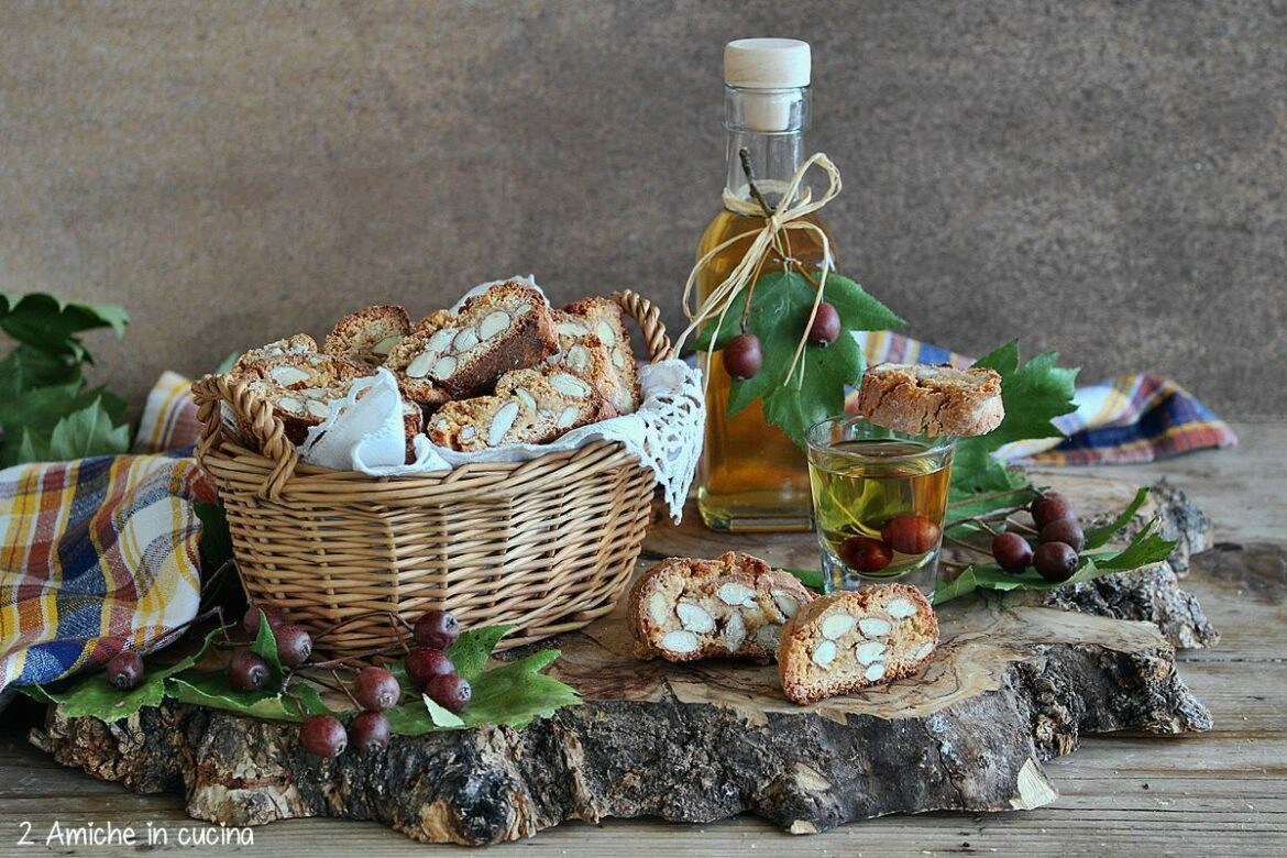 cestini di tozzetti alle sorbe con mandorle, senza lattosio