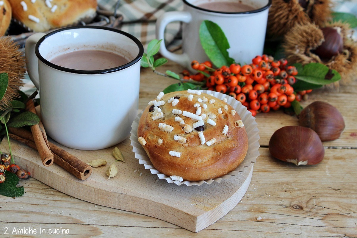 tazza di cioccolato e girella alla cannella