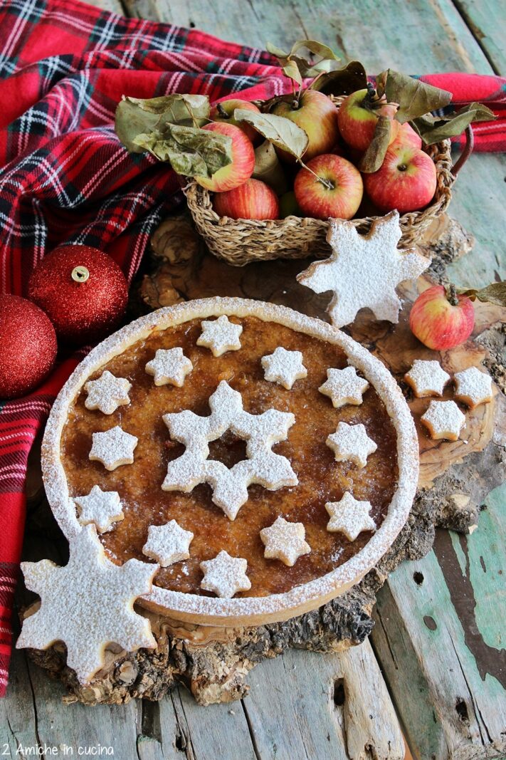 crostata con confettura speziata e decorata con biscotti di Natale