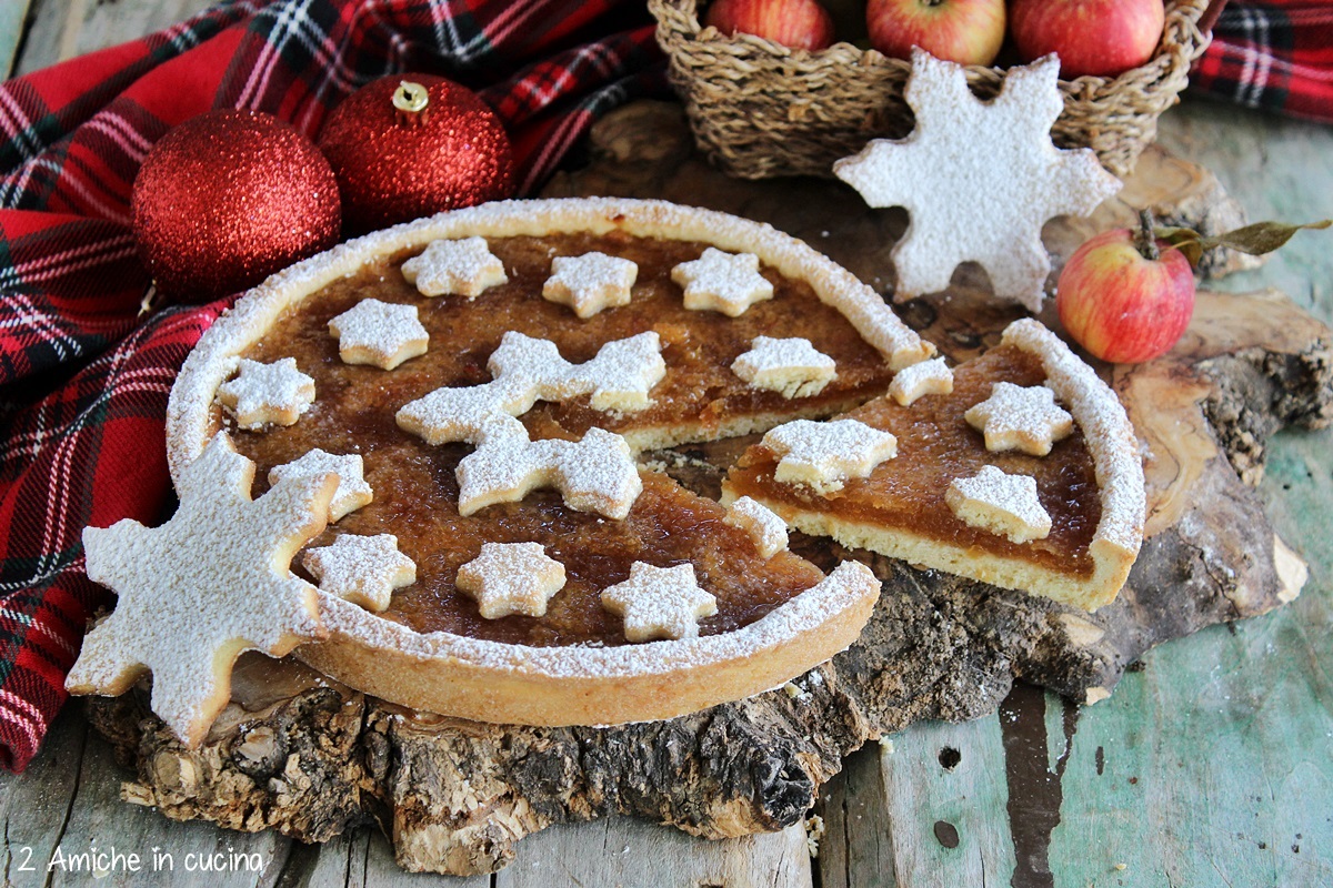 particolare della fetta della crostata morbida che non sbriciola.