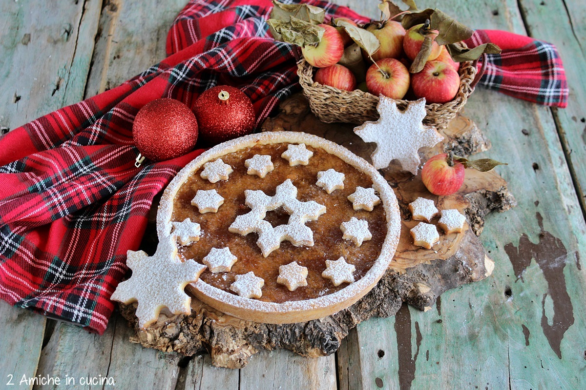crostata natalizia farcita con confettura di mele e spezie