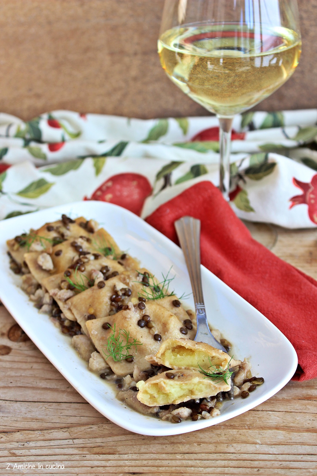 ravioli di farro ripieni di patate con pesce di lago e lenticchie e calice di vino bianco