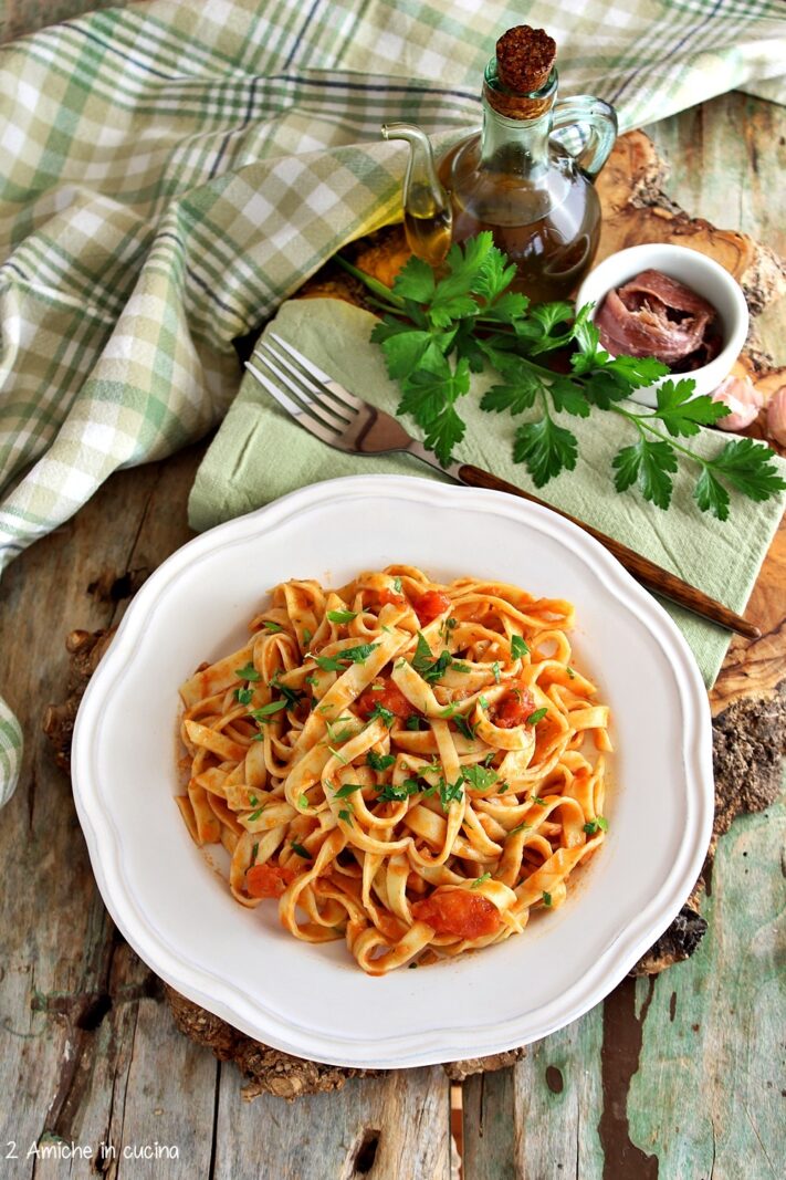 piatto di pasta al prezzemolo e pomodoro