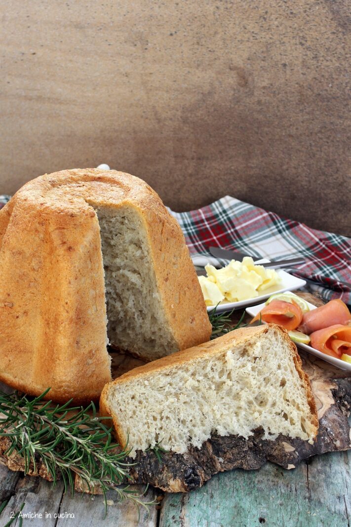 pane ai cereali a forma di pandoro 