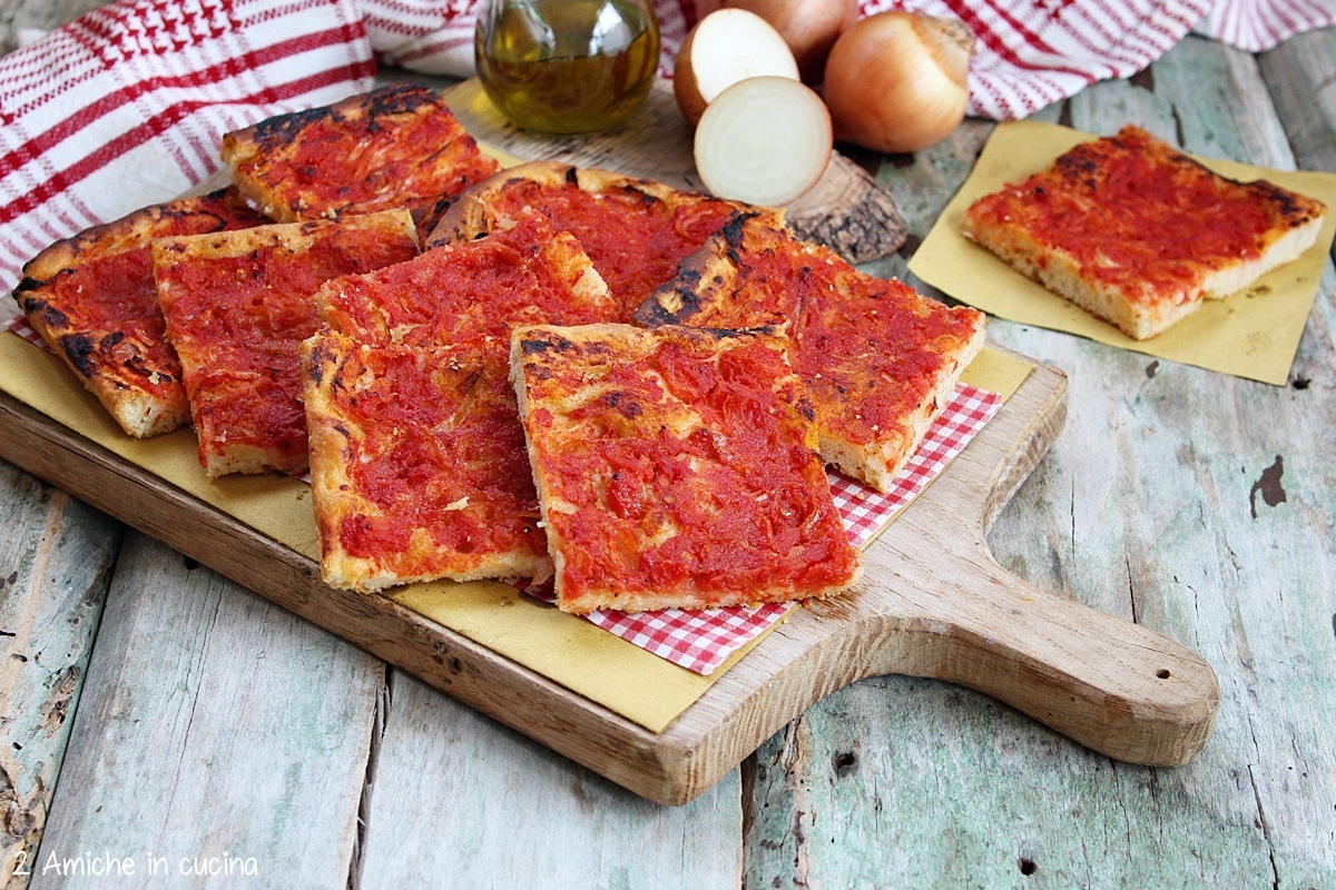 schiacciata umbra, focaccia sottile con pomodoro e cipolle