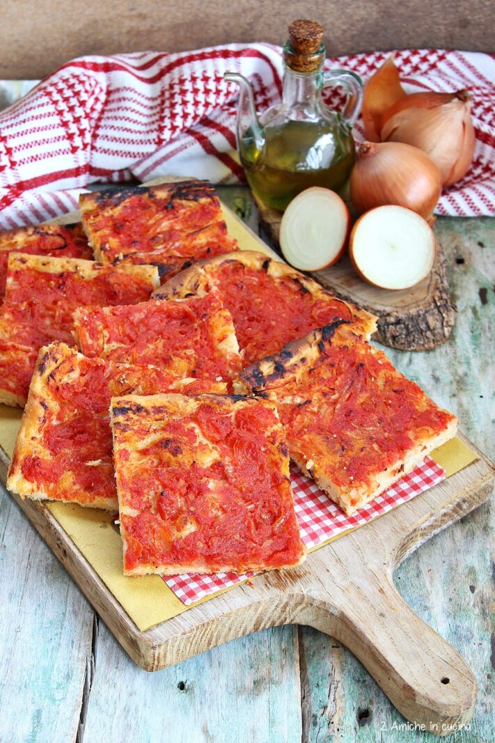 tagliere con schiacciata umbra al pomodoro e cipolla di Cannara