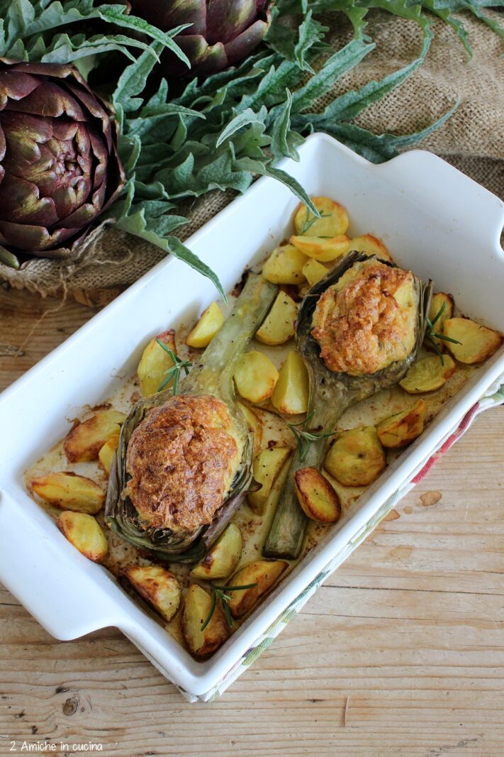 teglia con patate al forno e carciofi ripieni di pollo e patate, tagliati a barchetta