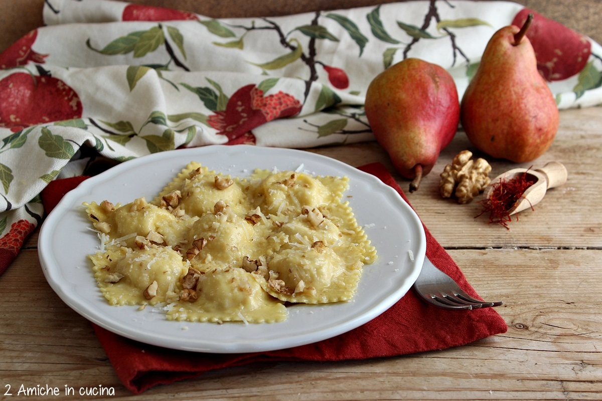 ravioli fatti in casa con ripieno di ricotta e pere allo zafferano