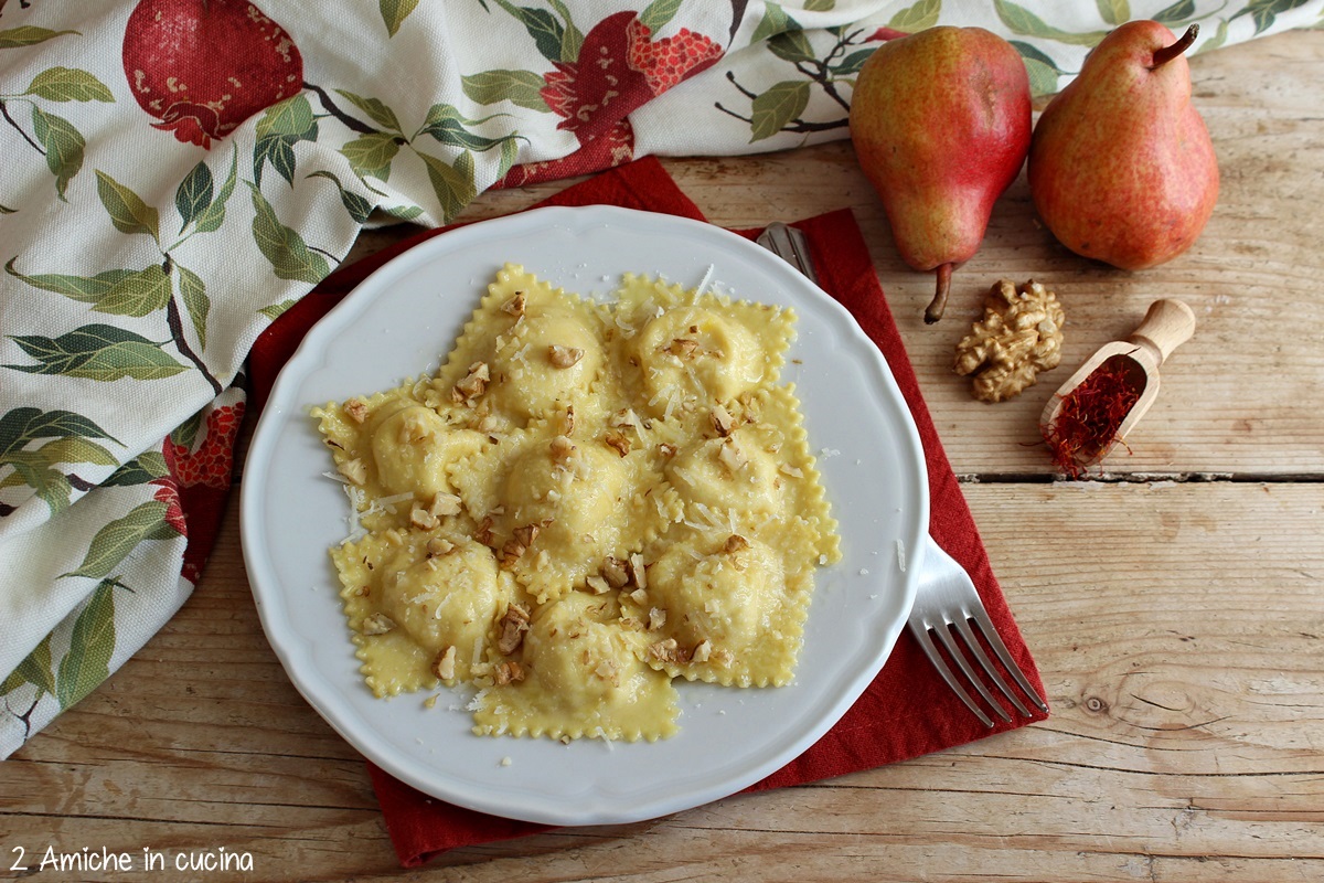 piatto con ravioli ricotta e pere