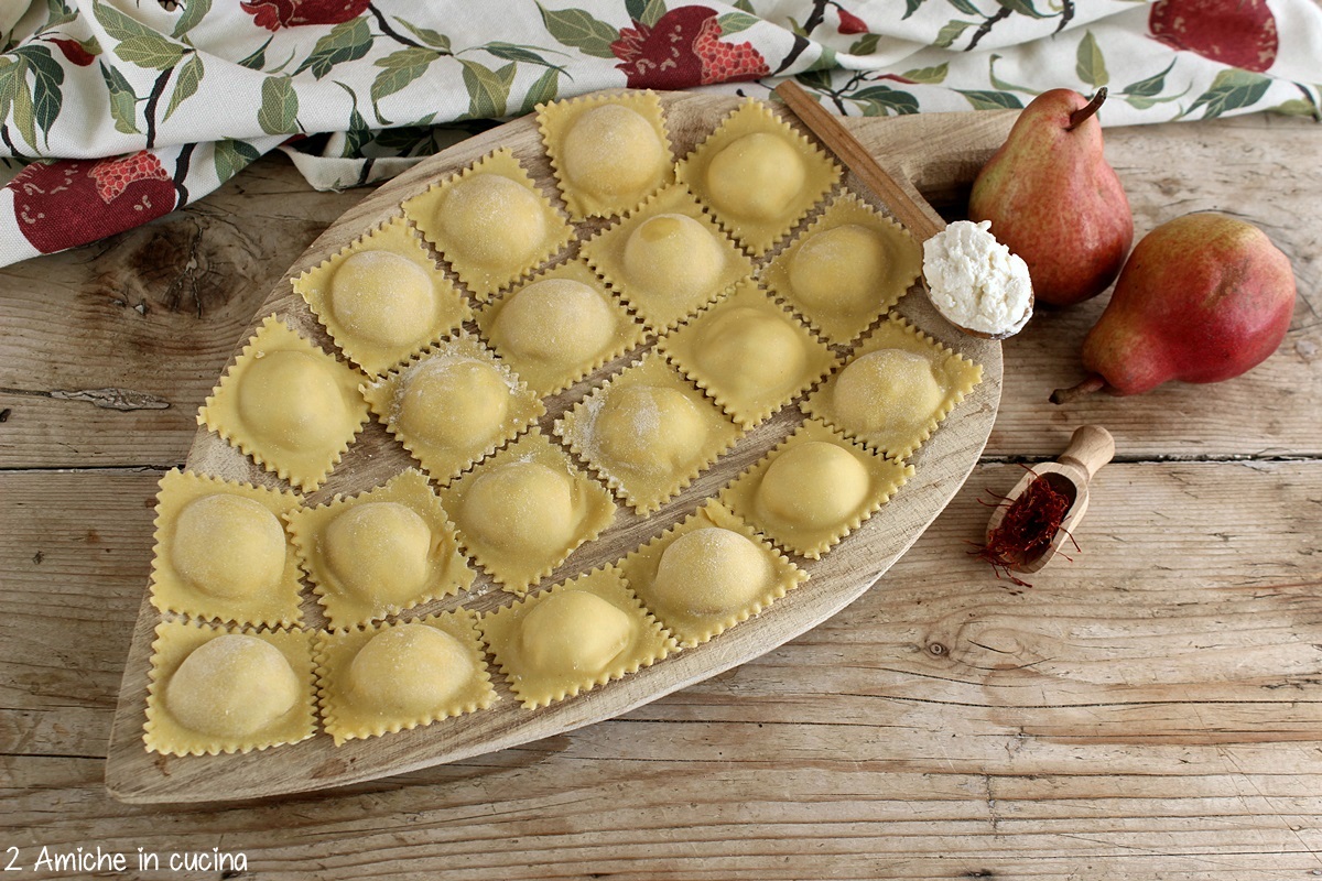 tagliere con ravioli fati in casa ripieni di ricotta e pere