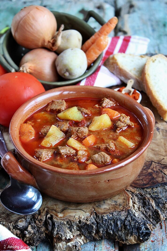 tegame con gulasch ungherese ricetta tradizionale