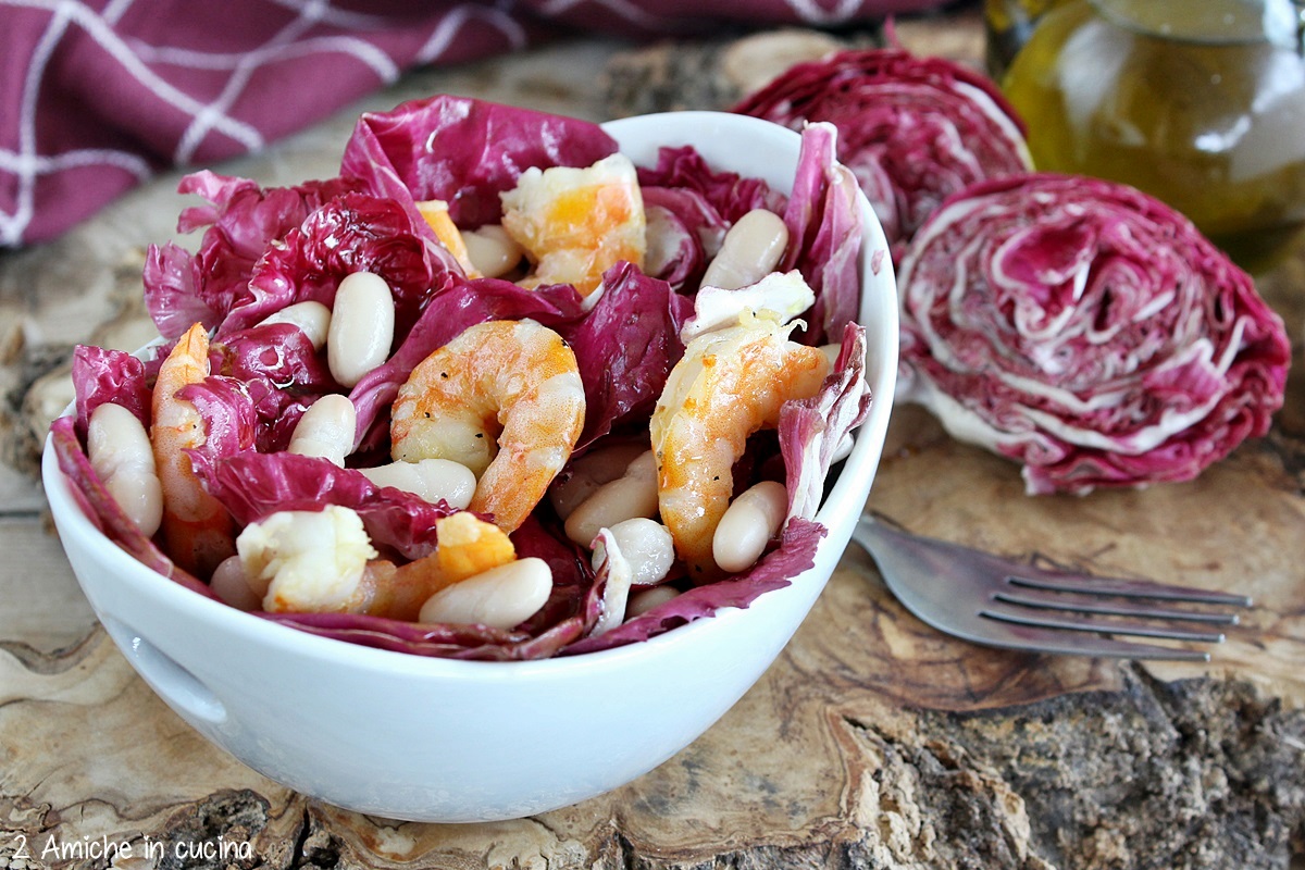 ricette light, insalata con radicchio e gamberi