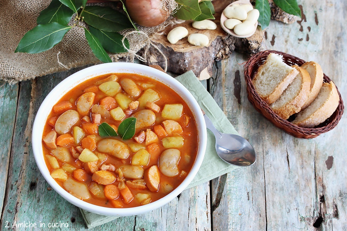 zuppa di fagioli polacca con salsiccia, patate, cipolle e alloro