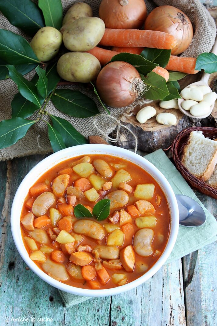 scodella con zuppa polacca a base di fagioli, patate e salsiccia