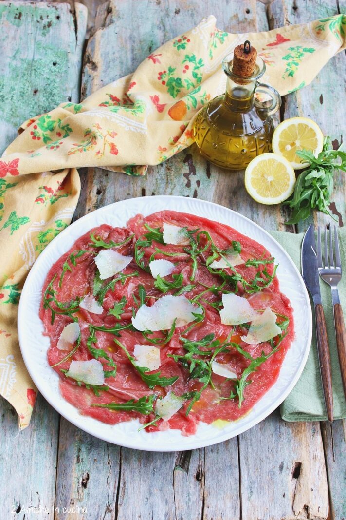 carpaccio rucola e grana, il piatto con carne cruda e rucola fresca