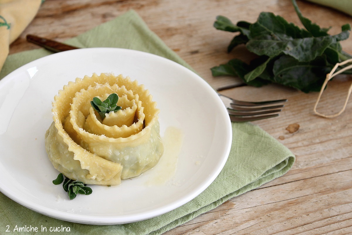 ravioli ricotta e bietole, giganti a forma di fiore ripieno di ricotta e bieta