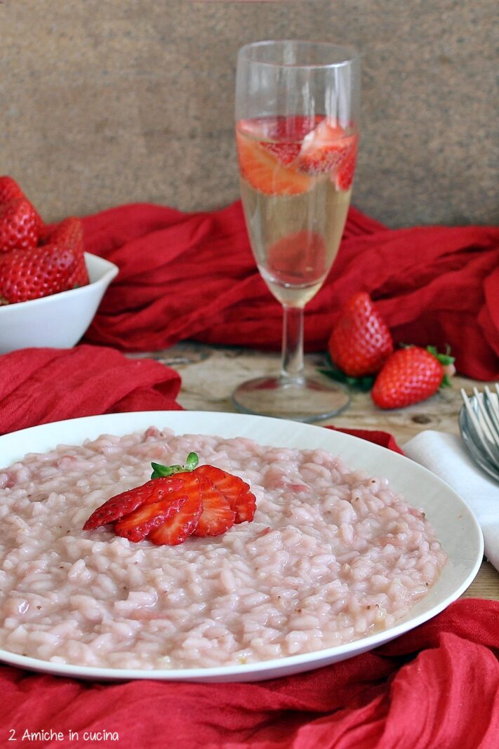 Piatto di risotto con fragole e spumante tipico degli anni 80