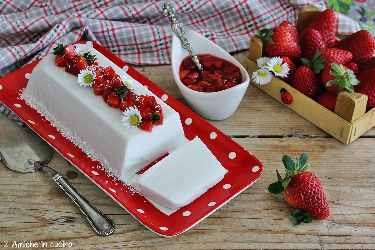 vassoio con budino in forma e dadolata di fragole alla menta