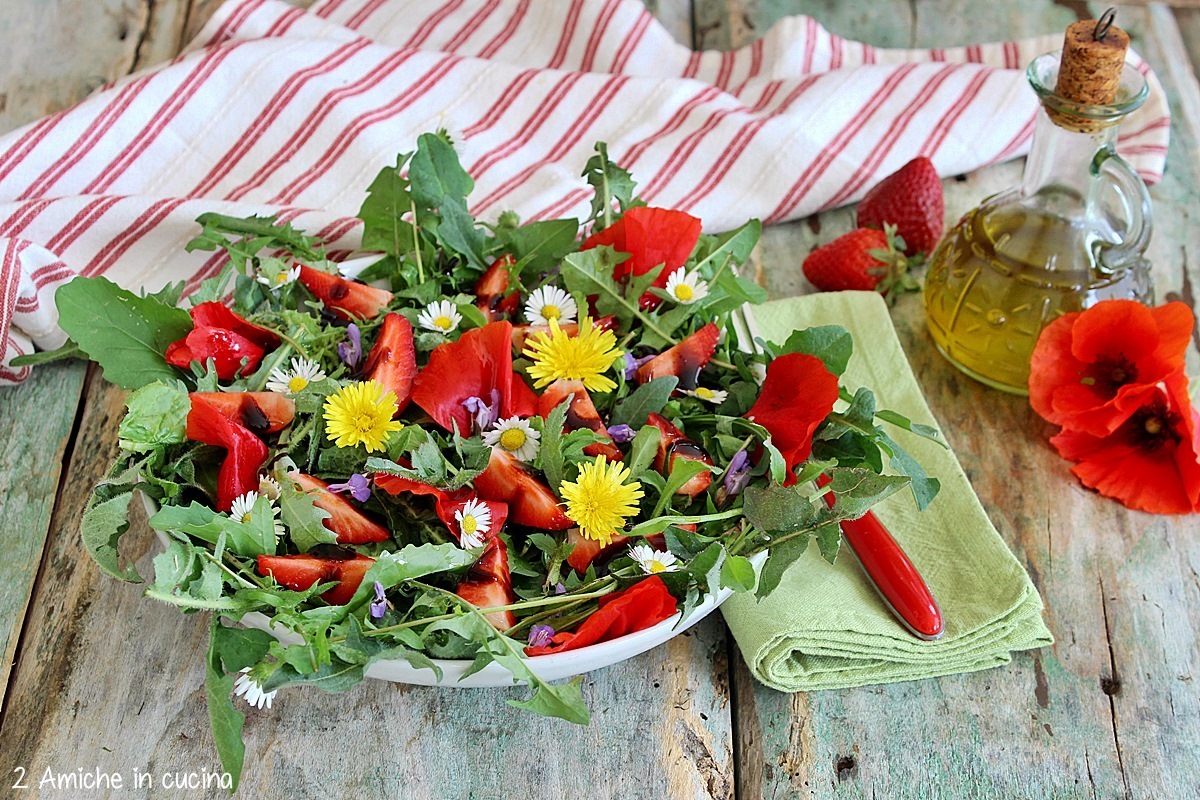 insalata di erbe campagnole miste con petali e fiori