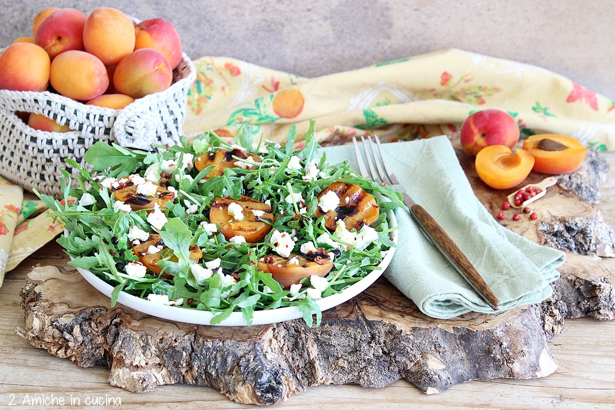 piatto con rucola, albicocche grigliate e feta