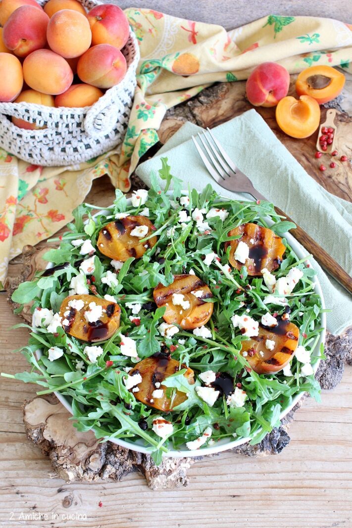insalata estiva con albicocche grigliate, pepe rosa, feta e glassa di aceto balsamico