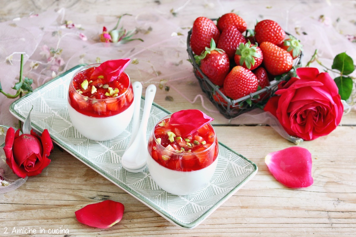 bicchierini di panna cotta con sciroppo di rose, fragole fresche e granella di pistacchio