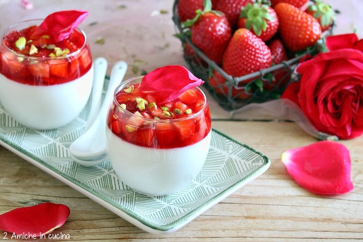 bicchierini di panna cotta, fragole, rose e pistacchio