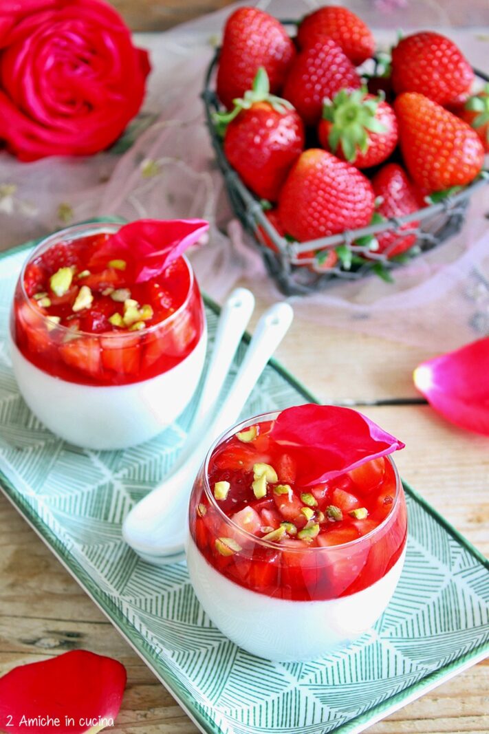 bicchierini di panna cotta alle rose con fragole allo sciroppo di rose e granella di pistacchio