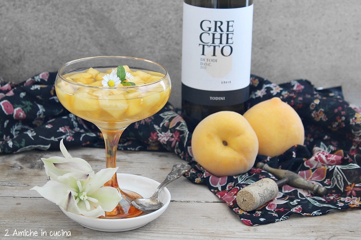 calice con gelatina di Grechetto di Todi e pesche percocche