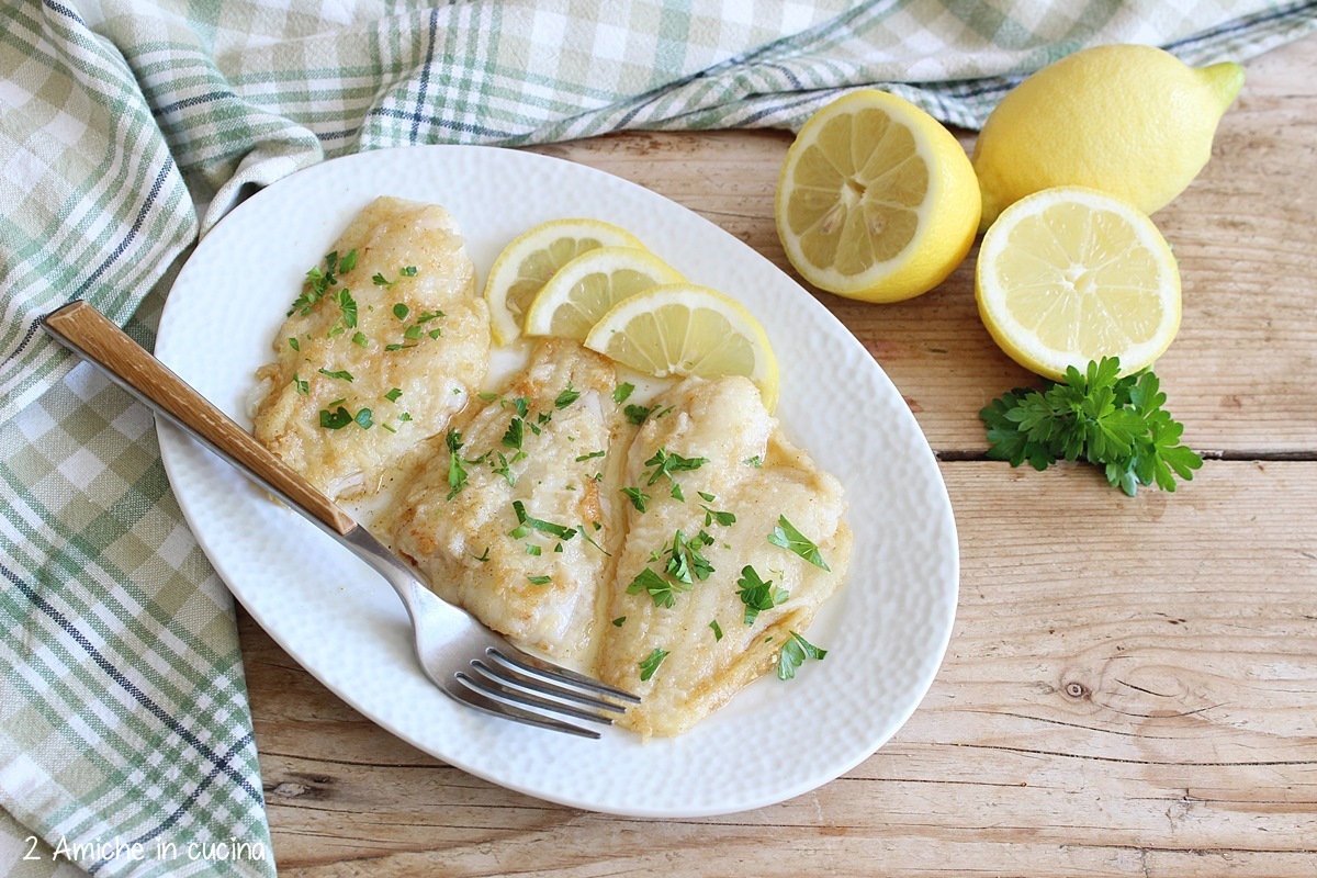 piatto con sogliole alla mugnaia con limone e prezzemolo