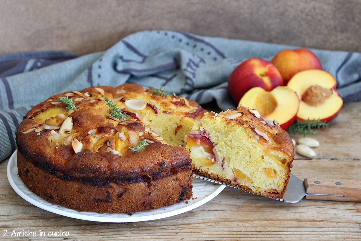 Torta di pesche nettarine soffice, aromatizzata al timo