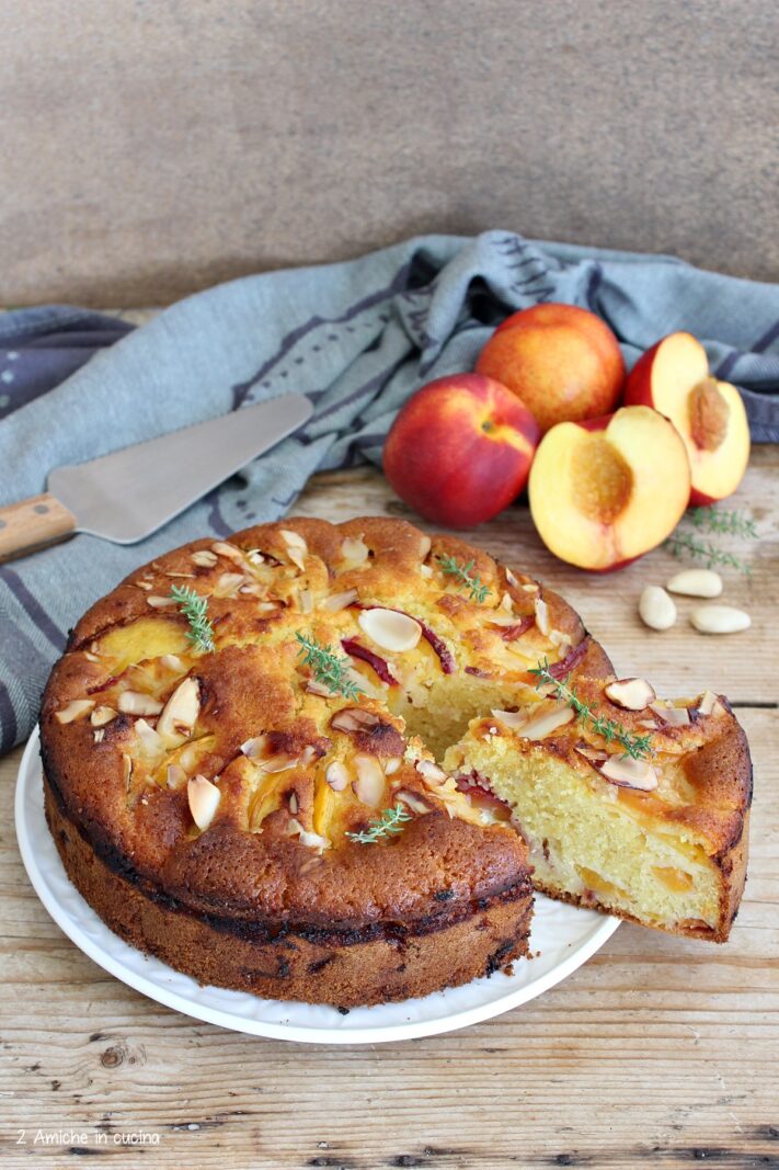 torta con pesche nettarine e timo fresco