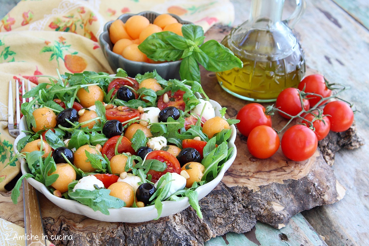piatto con insalatona estiva melone e pomodori