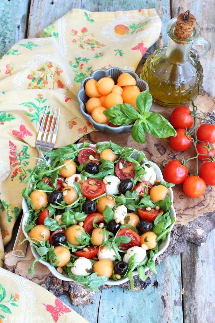 insalata di melone e pomodorini con mozzarelline e rucola