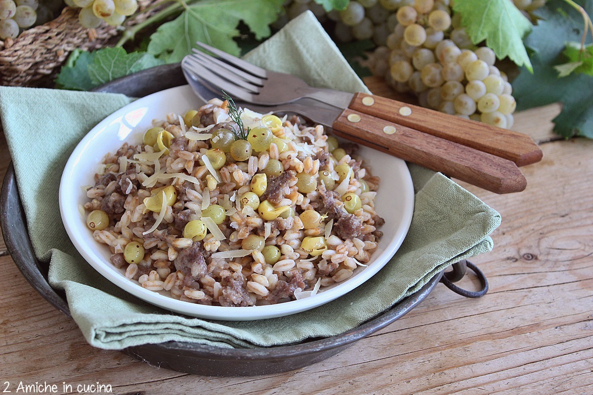 piatto con farro condito con salsicce e uva
