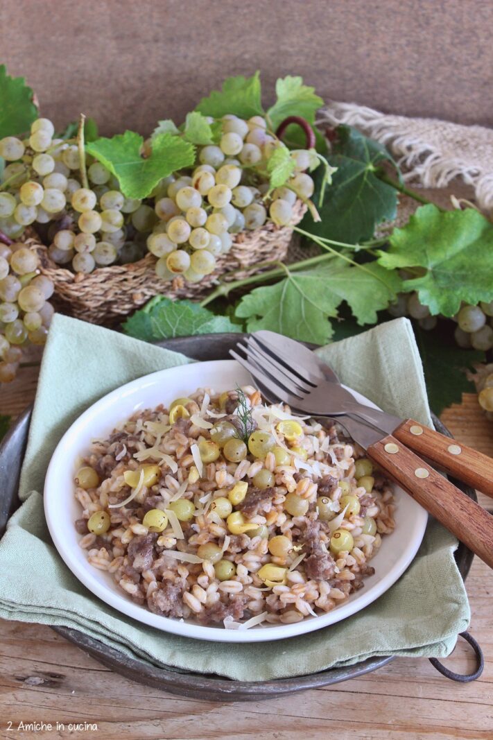 grappoli di uva Grechetto di Todi, farro con salsicce e uva