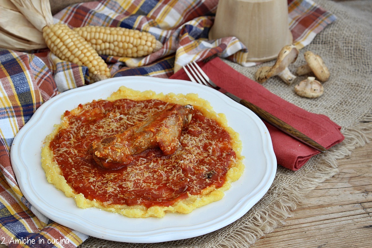 polenta con sugo di funghi di bosco e costine di maiale