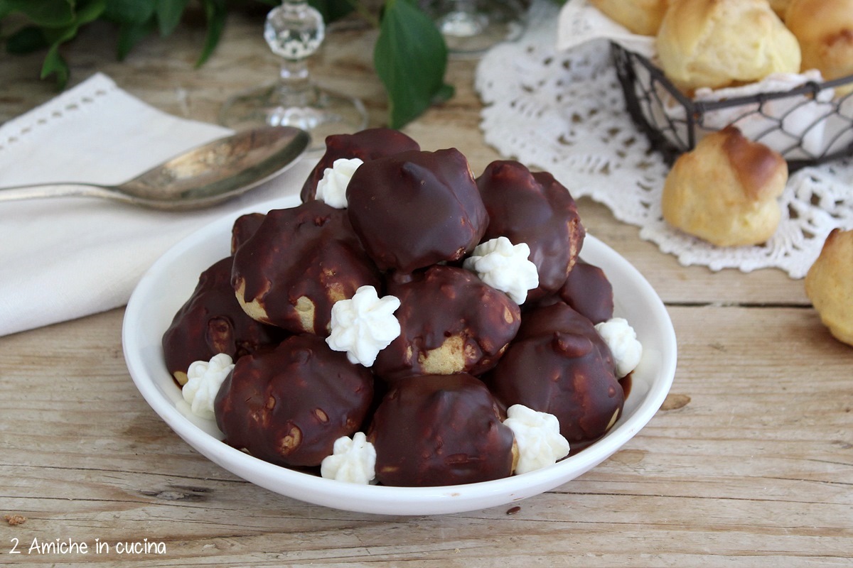 piatto con bignè al cioccolato
