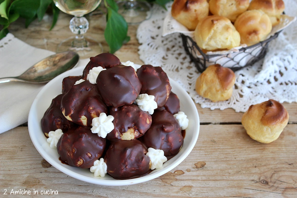 profiteroles al cioccolato e panna stile anni 80