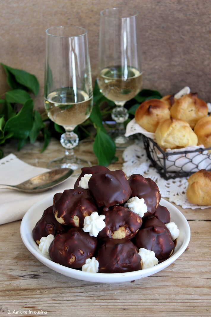 profiteroles al cioccolato dolce al cucchiaio in voga negli anni 80