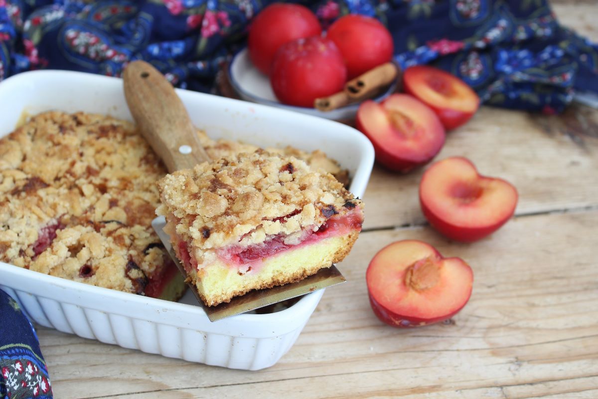 pirofila con torta di prugne polacca con crumble croccante
