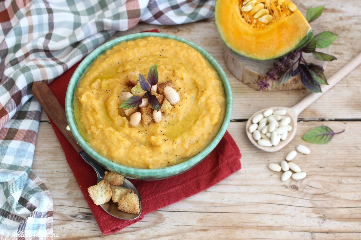 zuppa cremosa con zucca e fagioli