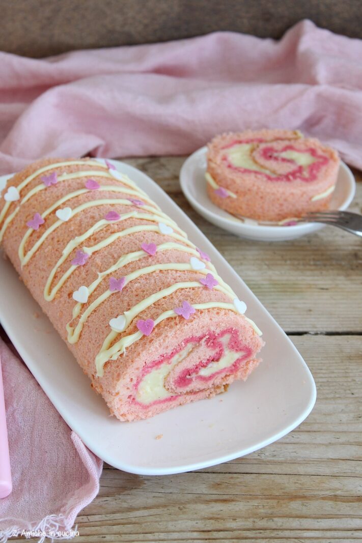 rotolo di pasta biscotto rosa con crema e alchermes