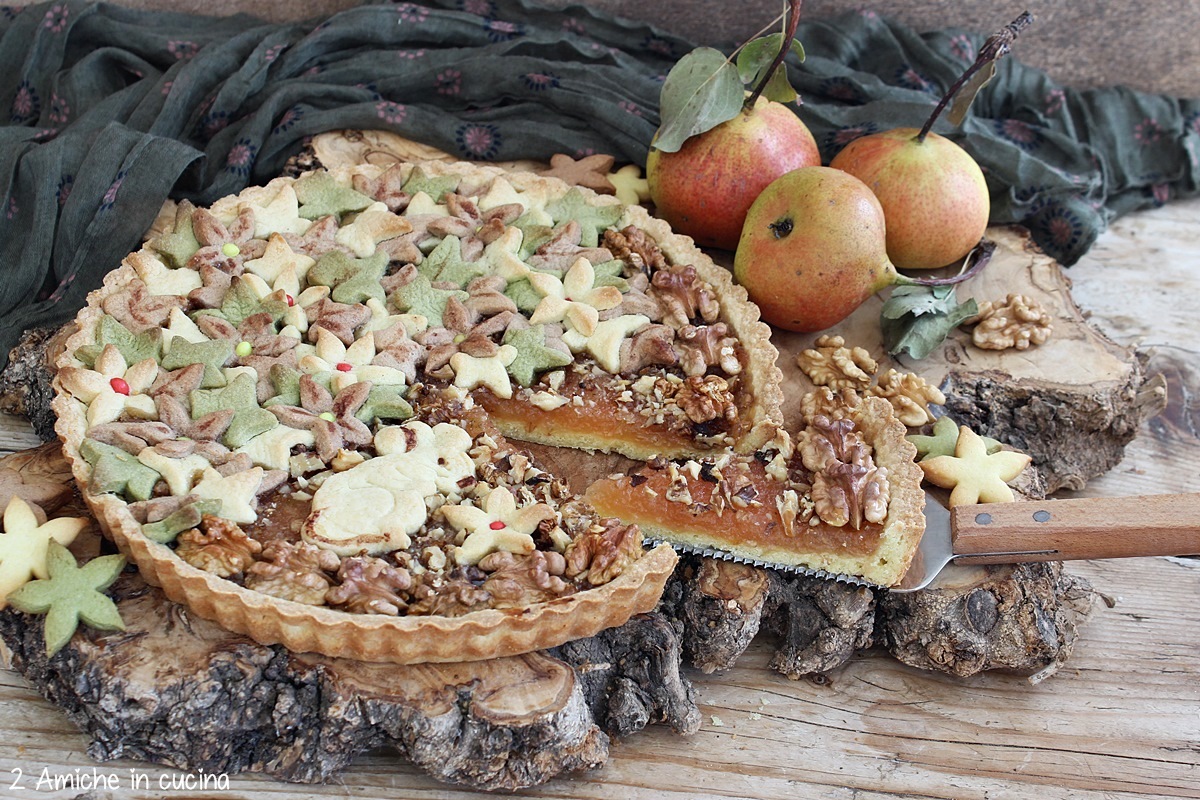 crostata pere e noci con decori d'autunno